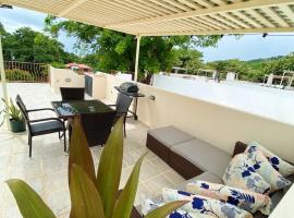 Charming Condo With A Rooftop, Across Beach, hotel u gradu 'Coco'