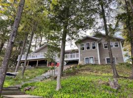 Stunning All-Seasons Muskoka Lakefront Cottage, hotel in Huntsville