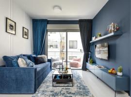 Eclectic Blue Apartment on Sheinkin by Sea N' Rent, קוטג' בתל אביב