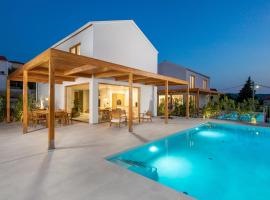 Villa 2 with Pool Soline, Krk, 280 m from beach, by 4Villas, tradicionalna kućica u gradu 'Soline'