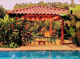 Casa Macondo 3 bdrm w private pool, close to beach, Esterillos Oeste, hotel a Esterillos Este