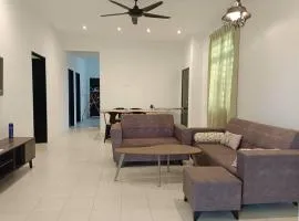 Cozy, Spacious Gambang Homestay