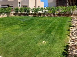 Junior ground chalet with garden in Hacienda White, hotel sa Mājid Abū Zayd