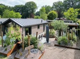 Modern ingericht chalet op groen park op de Veluwe