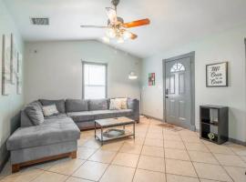 Rustic Bungalow In The Heart Of Orlando 3 Br 2 Ba, отель в Орландо