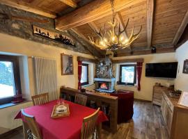 Chalet Chez Louis vista Catena Monte Bianco sulle piste da sci, hotell i Courmayeur