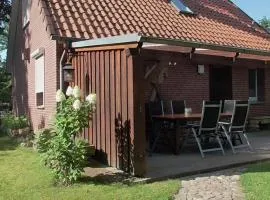 Ferienhaus mit überdachter Terrasse und Carport