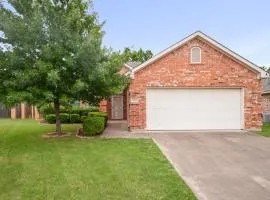 Cozy 4BD Irving Home - Pool & BBQ - Near Downtown