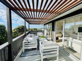 Modern Beach House With Sea Views and Spa, hotel sa Waikanae