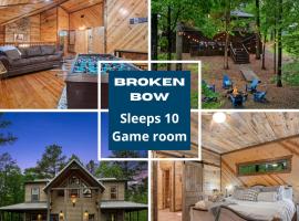 브로큰 보우에 위치한 코티지 Broken Bow Beauty! King Suite, Hot Tub, Arcade, Wraparound Porch