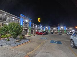 Super 8 by Wyndham McAllen-Downtown-Airport-LA Plaza Mall، فندق في ماكالين