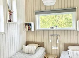 Lilla huset Bed & Breakfast - countryside guesthouse, free parking, hotel v mestu Örebro