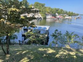 Cozy Cabin Lake Home dock slip and water toys, hotell i Lake Ozark