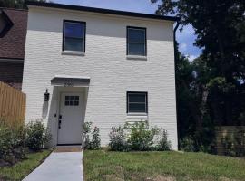 Elegant Townhome with King Bed on Quiet Cul-De-Sac Near I-10, FSU, & FAMU, hotel en Tallahassee