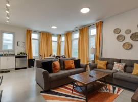 Chic Condo, 2mi to Downtown, Sleeps 8, by Geodis, отель в Нэшвилле