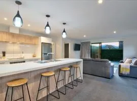 Spacious Lower Shotover Home For Family & Friends