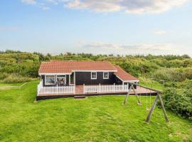 Three-Bedroom Holiday home in Ringkøbing 11, hotel a Søndervig