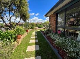 Spacious 3 bedroom family house, hótel í Belconnen