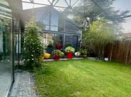 Loft avec Piscine Intérieure et Jardin, hotel din Melun