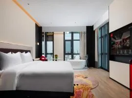 Radisson Red Yangzhou Slender West Lake