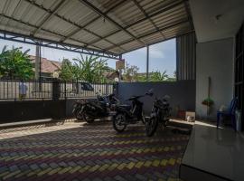 OYO 94218 MIOXIO Syariah Kost, hotelli kohteessa Ponorogo