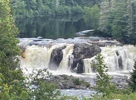 Maison au coin de la chute Valin, hotell i Saguenay