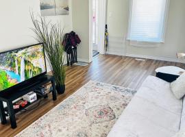 Cozy 2BR House Near Centre with BBQ, Backyard, and Netflix, hotel en Peterborough