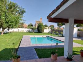 Chalet con piscina flor de la vida, Hotel in Saragossa