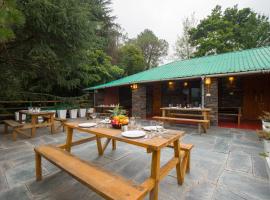 Alaya Stays Cottage with Tree House - Suro Woodbine Chalet, chalé alpino em Shogi