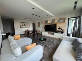 W8 CONDO Lux 3 Bedroom top floor Penthouse, hip central BKK 5 min from Thonglo BTS station, отель в Бангкоке