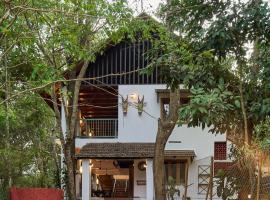 Curly wood by Cluster cloud, Hotel in Thekkady