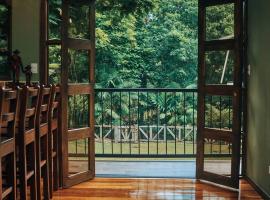 Riverside Oasis Cabin with A C, hotel in Guápiles