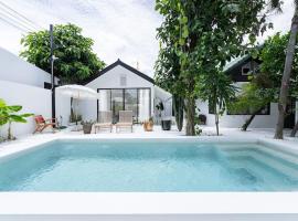 Stunning Pool Villa - In Old Town Chiang Mai, hotell i Chiang Mai