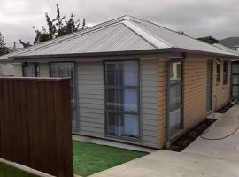 Entire house - Brand New 2 Bedroom house, hotell i Lower Hutt