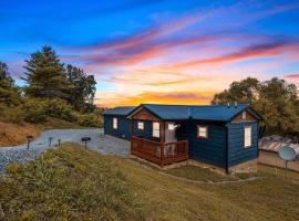 Viesnīca Brand New Tiny Cabin! A Bearly Adventure pilsētā Sevjervila