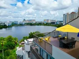 TerraceOnTen Sunshine Penthouse - Fireworks View, Private Terrace, Kitchen, Near Universal & OCCC