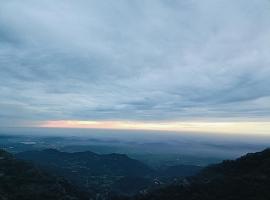 Aravindam House By Vanasthali Kasauli I Open Rooftop & Garden I Bonfire I, hotel v mestu Kasauli