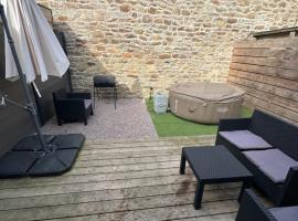 The GREEN HOUSE , grand parking, proche gare, jardin, jacuzzi, hotel u gradu Sen-Briek