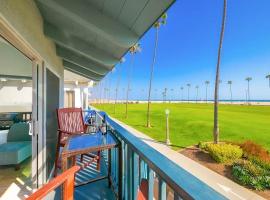 Condo in Newport Beach with Private Balcony and Ideal Location by the Pier, hotel en Newport Beach