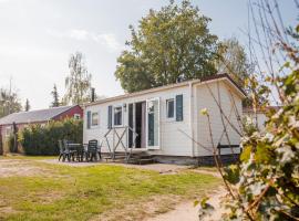 Nice chalet in a holiday park with swimming pool on the Leukermeer, hotel in Well