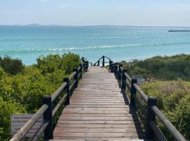 Barefoot at Calypso Beach, hotel di Langebaan