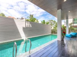 Private 4BR Villa B5 with Pool, Vibrant Life at Kata Beach - UTK5，卡塔海灘的飯店