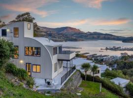 The Lighthouse- Ocean View Tranquil Retreat!, hotel a Lyttelton