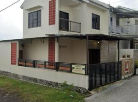 Griya Gayeng Family Homestay, hotel em Wonosobo