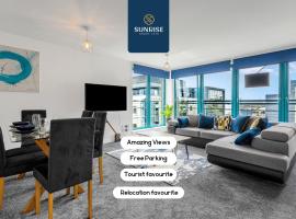 THE PENTHOUSE, Spacious, Stunning Views, Foosball Table, 3 Large Rooms, Central Location, River Front, 1 Min From Tay Bridge, V&A, Train Station, City Centre, Lift Access, Free Parking & WiFi, 2 Mins From PORTS and EDEN PROJECT by SUNRISE SHORT LETS，鄧迪的飯店