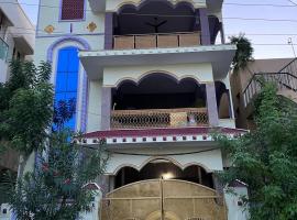 ANNAMAIAH HOMESTAY - 5 MINUTES WALKABLE TO SRI PADMAVATHI AMMAVARI TEMPLE - 10 MINS DRIVE FROM RAILWAY STATION AND BUS Station - ESPECIALLY FOR SMALL FAMILIES AND GROUP OF PEOPLES, hótel í Tirupati