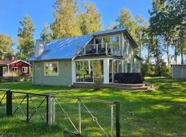 Vätterns Pärla - modernt sjönära hus nära Vadstena, hotel en Vadstena