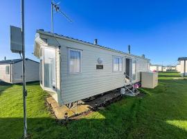 Homely 6 Berth Caravan For Hire By The Beach At California Cliffs Ref 50006F – hotel w mieście Great Yarmouth