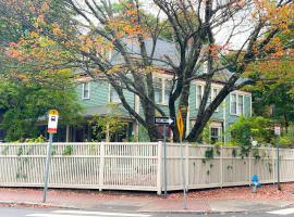 Harvard House - 2BR Retreat adjacent to university, hotel em Cambridge