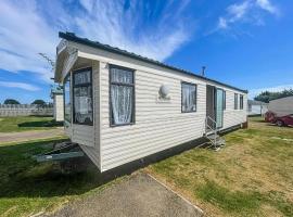 Homely 8 Berth Caravan At Highfield Grange In Essex Ref 26445Ba: Clacton-on-Sea şehrinde bir otel